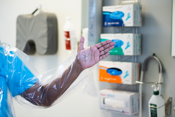 Skyddsrock engångs LDPE, 970x1360mm 35my tumhål transp - 2