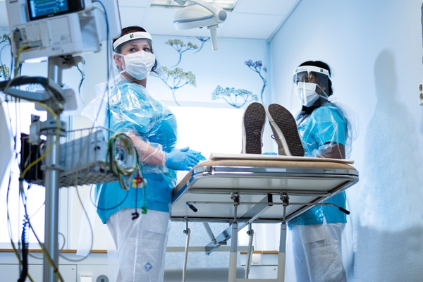 Skyddsrock engångs LDPE, 970x1360mm 35my tumhål transp - 1