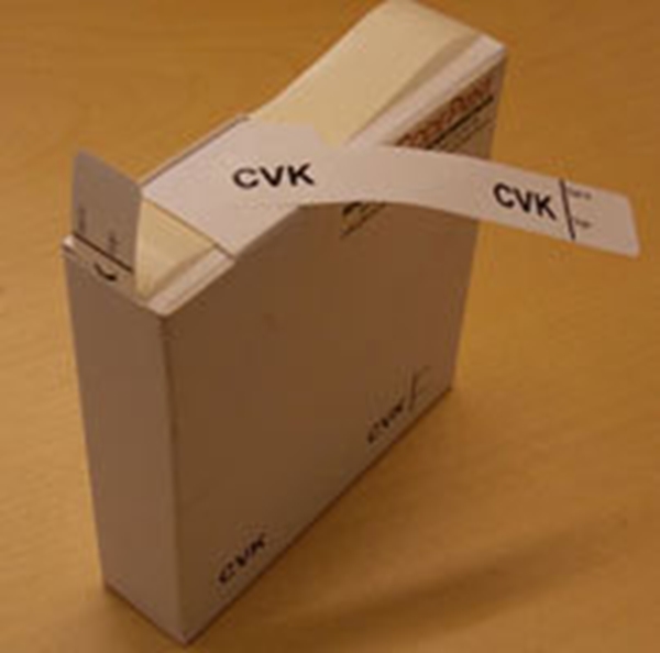 Etikett självhäftande CVK, 13x80mm vit/svart text rle250